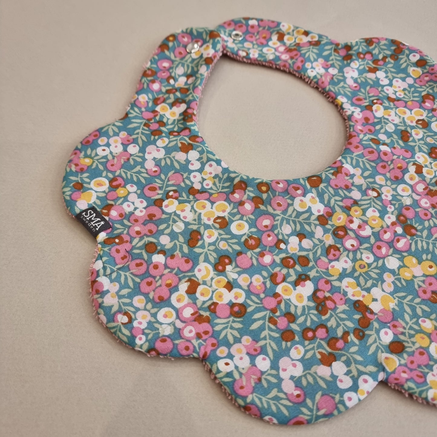 DAISY dribble bib