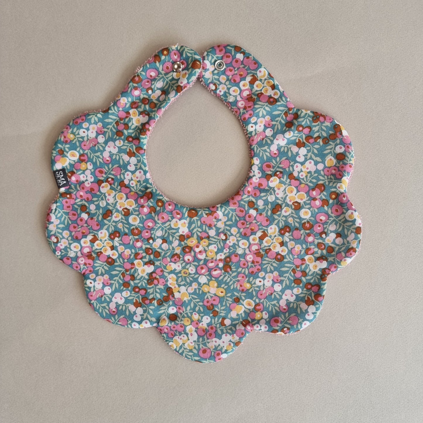 DAISY dribble bib