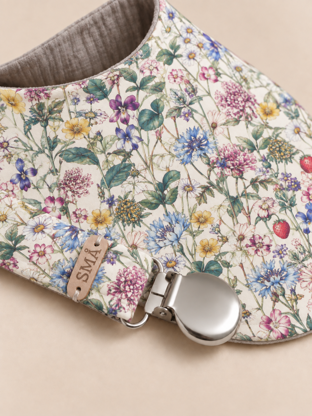 Close-up of SMÅ Wild Flowers Liberty baby bib and pacifier clip